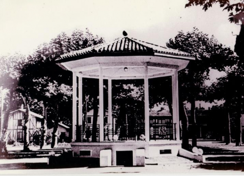 Le kiosque en 1948.jpg